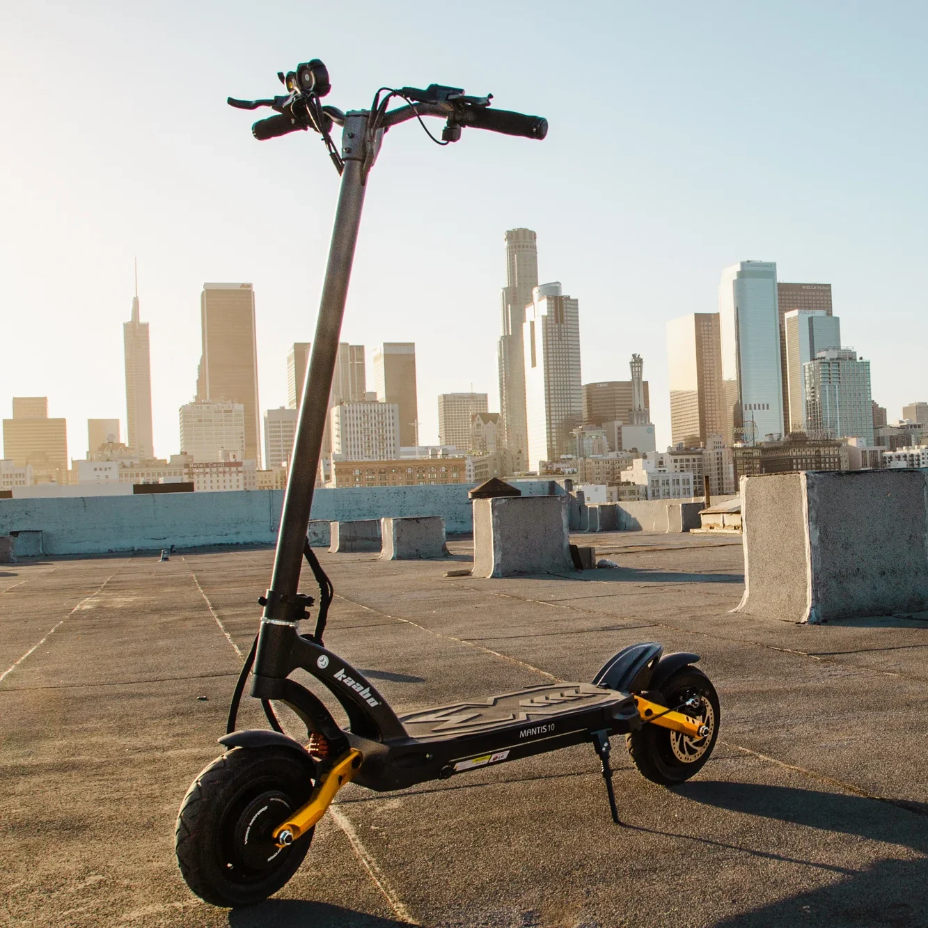 Kaabo Mantis Pro SE electric scooter with dual 1000 W motors, front and rear spring suspension, and large pneumatic tires